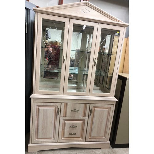 654 - Contemporary glass display cabinet over cupboard, 212 x 27 x 44 cm 