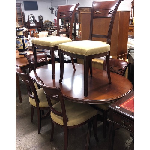 632 - Extendable contemporary dining table and five chairs and a carver 