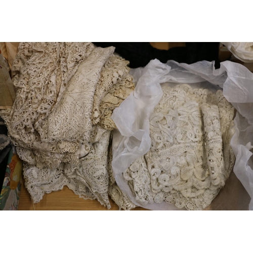 319 - Quantity of linen and lace, some in boxes.