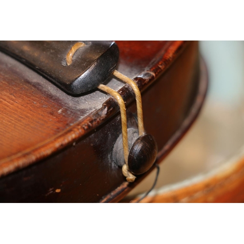 99 - Antique violin having one piece back, paper label to the interior 'Benjamin Banks Catherine Street',... 