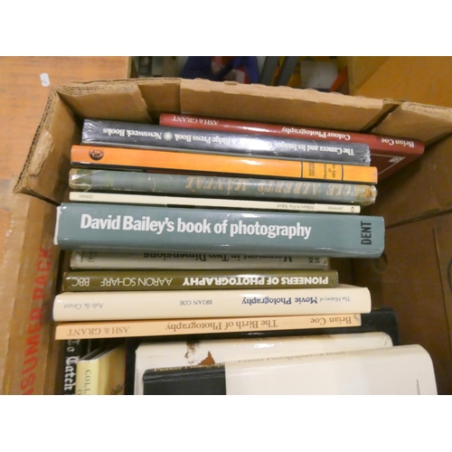 211 - Photography & Collecting.  A carton of various vols.