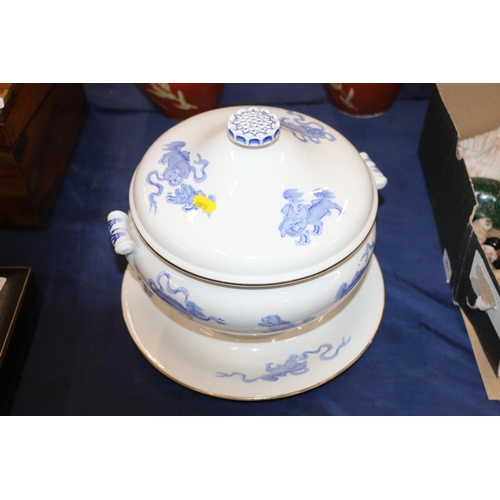 152 - Early 20th century Wedgwood blue and white tureen and stand decorated with Foo Dogs, 26cm high.