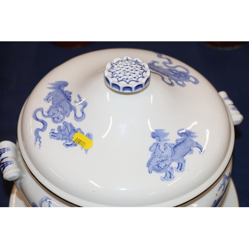 152 - Early 20th century Wedgwood blue and white tureen and stand decorated with Foo Dogs, 26cm high.