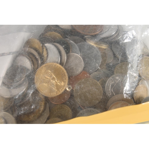 489 - Large collection of British coins, mostly pennies, also a USA Bicentenary medal 1976, a Messageries ... 