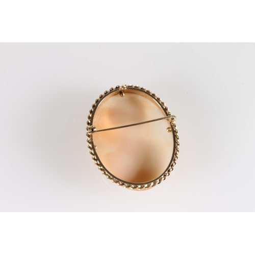 510 - 9ct gold mounted carved cameo shell brooch, 11.4g gross.