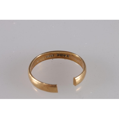 573 - 18ct gold plain wedding band ring, clipped, 2.9g.