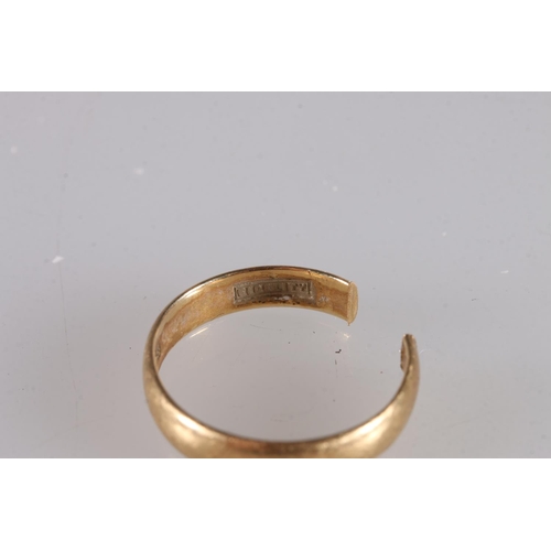 573 - 18ct gold plain wedding band ring, clipped, 2.9g.