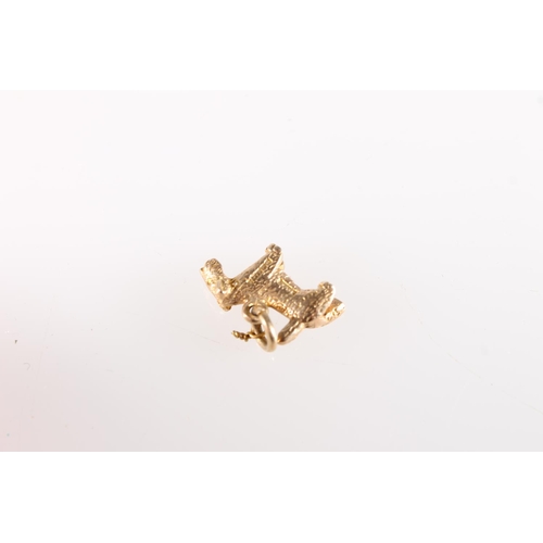 603 - 9ct gold bracelet charm in the form of a Scottie dog, 2.5g.