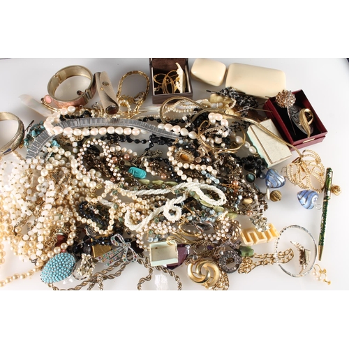 607 - Collection of costume jewellery held in one shoe box to include necklaces, bracelets, pen, etc.