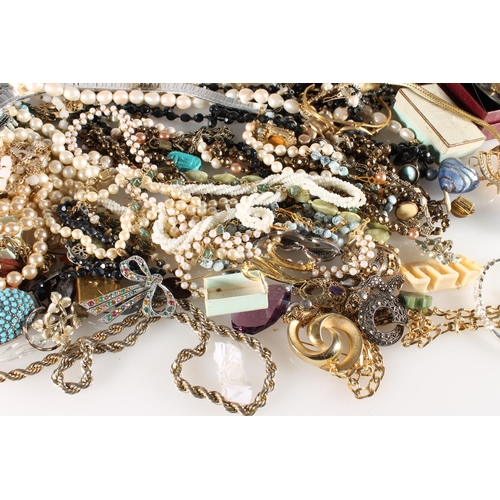 607 - Collection of costume jewellery held in one shoe box to include necklaces, bracelets, pen, etc.