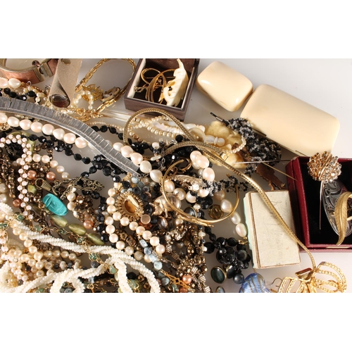 607 - Collection of costume jewellery held in one shoe box to include necklaces, bracelets, pen, etc.