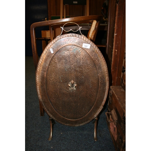 727 - Copper fire guard with fleur-de-lys decoration, H69cm