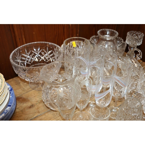 199 - Suite of glassware to include table bowls, vases, beakers, etc.