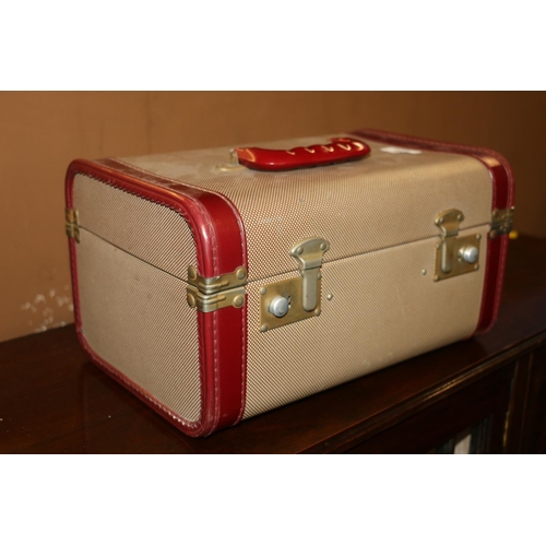 654 - Small travelling vanity case bound in red leather.