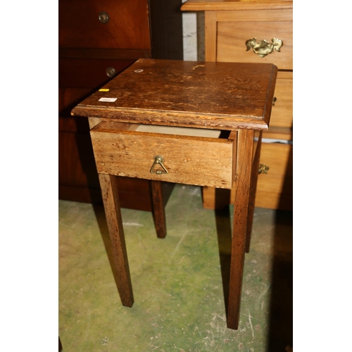 664 - Small oak side table with single drawer