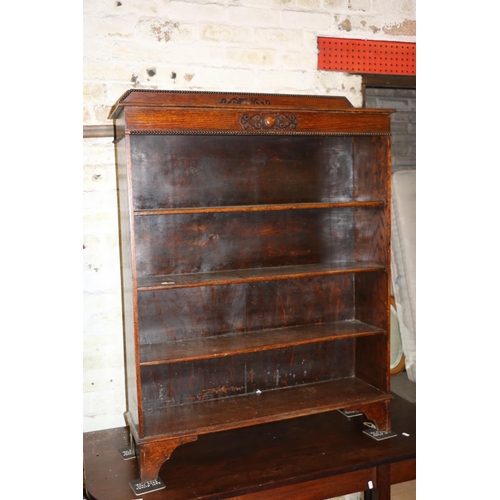 666 - 1930s oak small bookcase of four shelves, 121cm high.