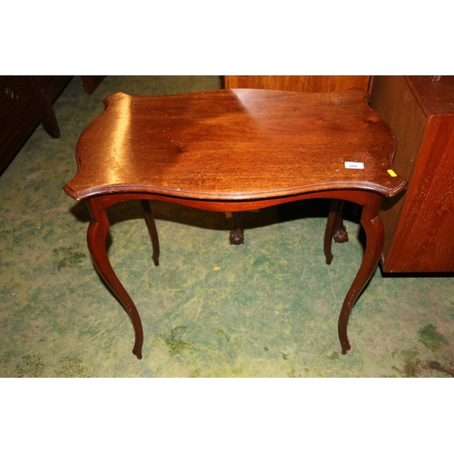 685 - Mahogany occasional table, raised on cabriole legs, 701cm high.