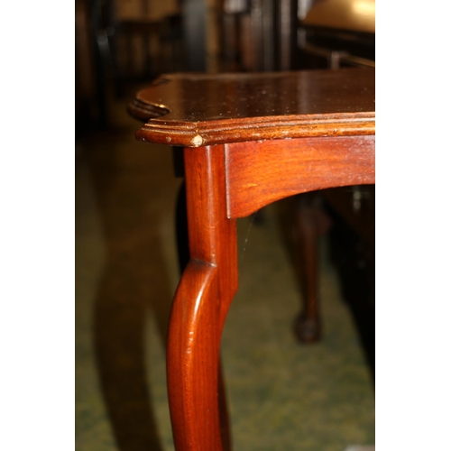 685 - Mahogany occasional table, raised on cabriole legs, 701cm high.