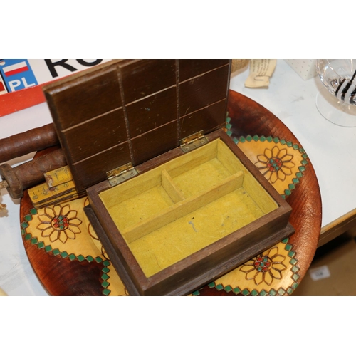 166 - Tribal style carved wooden plates, a small treen box, a vintage skipping rope and a folding ruler.