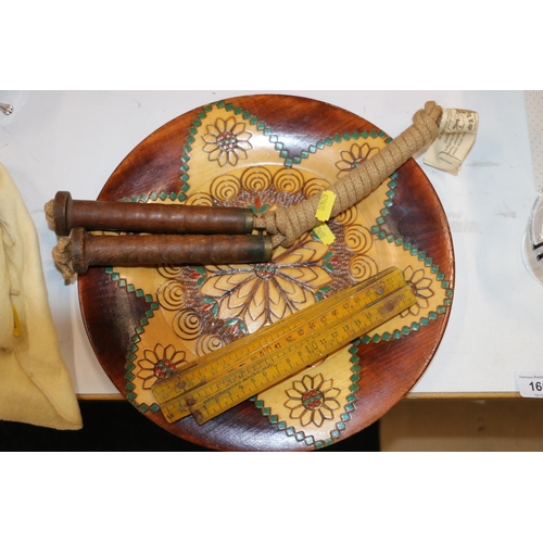 166 - Tribal style carved wooden plates, a small treen box, a vintage skipping rope and a folding ruler.