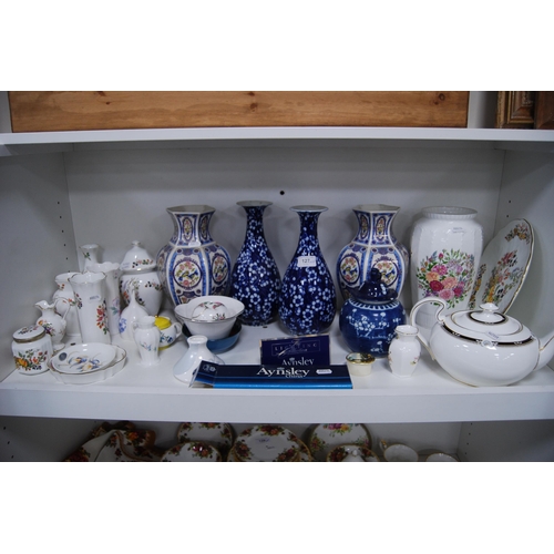 127 - Collection of porcelain to include Aynsley vases, modern Kangxi-style Chinese vases, Aynsl... 