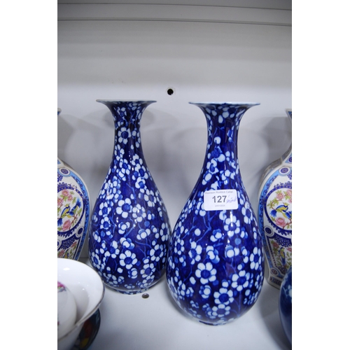 127 - Collection of porcelain to include Aynsley vases, modern Kangxi-style Chinese vases, Aynsl... 