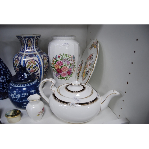 127 - Collection of porcelain to include Aynsley vases, modern Kangxi-style Chinese vases, Aynsl... 