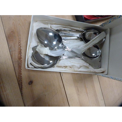 169 - Small quantity of cased and loose cutlery to include cake forks, flatware, forks, knives, spoons etc... 