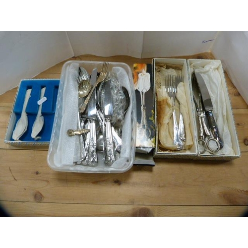 169 - Small quantity of cased and loose cutlery to include cake forks, flatware, forks, knives, spoons etc... 