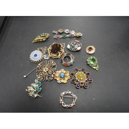 191 - Bag containing miscellaneous brooches to include a Scottish silver agate example and others, similar... 