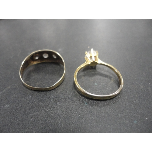 206 - 9ct gold dress ring, 2.95g gross, a stick pin, pair of yellow metal earrings and another dress ring.... 