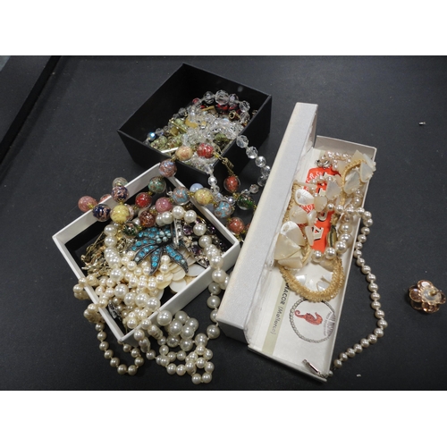 208 - Bag of miscellaneous costume bead necklaces to include a string of Murano-style glass beads, synthet... 