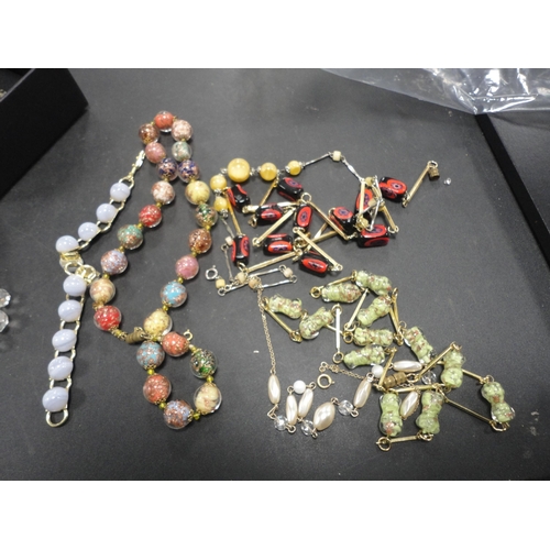 208 - Bag of miscellaneous costume bead necklaces to include a string of Murano-style glass beads, synthet... 