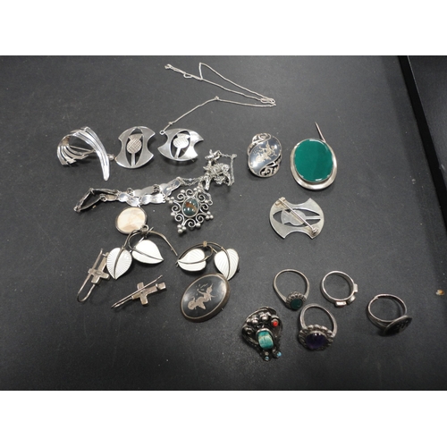 209 - Bag of miscellaneous silver jewellery to include a Norwegian enamel leaf brooch, Scottish brooches, ... 