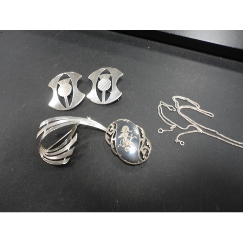 209 - Bag of miscellaneous silver jewellery to include a Norwegian enamel leaf brooch, Scottish brooches, ... 