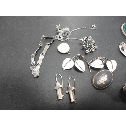 209 - Bag of miscellaneous silver jewellery to include a Norwegian enamel leaf brooch, Scottish brooches, ... 