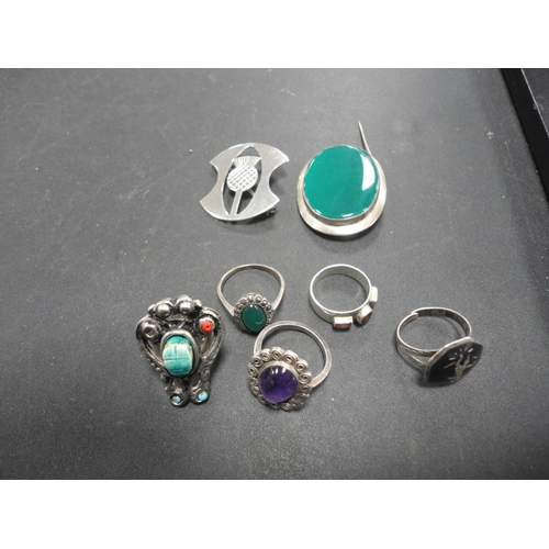 209 - Bag of miscellaneous silver jewellery to include a Norwegian enamel leaf brooch, Scottish brooches, ... 