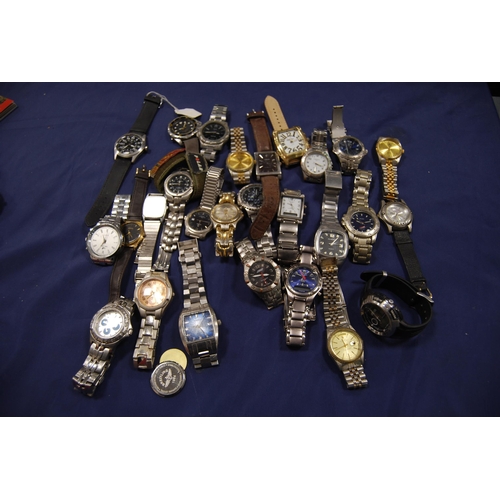 221 - Large quantity of modern gents' wristwatches to include Fila, chronographs, Lorus etc.