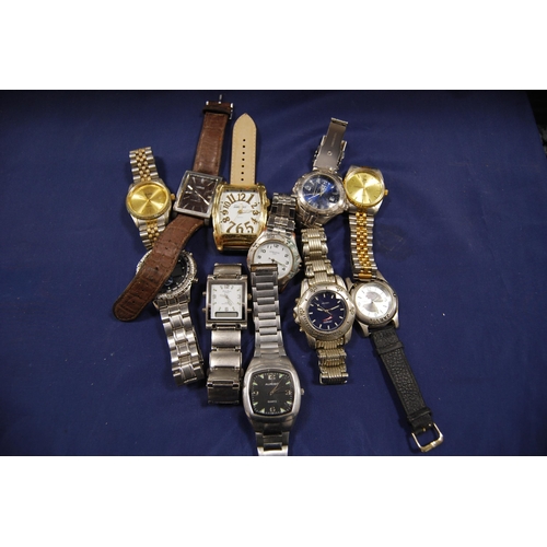 221 - Large quantity of modern gents' wristwatches to include Fila, chronographs, Lorus etc.