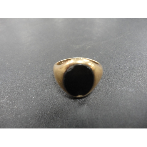 249 - 9ct gold gent's signet ring set with an agate stone, 5.7g gross.