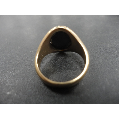 249 - 9ct gold gent's signet ring set with an agate stone, 5.7g gross.