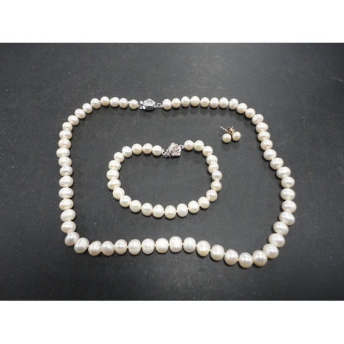 262 - Cultured pearl necklace with matching bracelet and earrings.