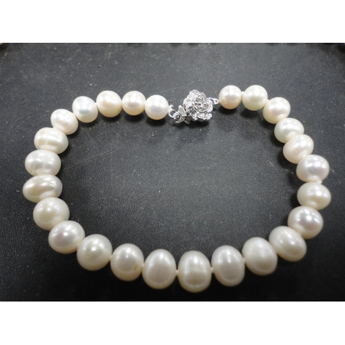 262 - Cultured pearl necklace with matching bracelet and earrings.