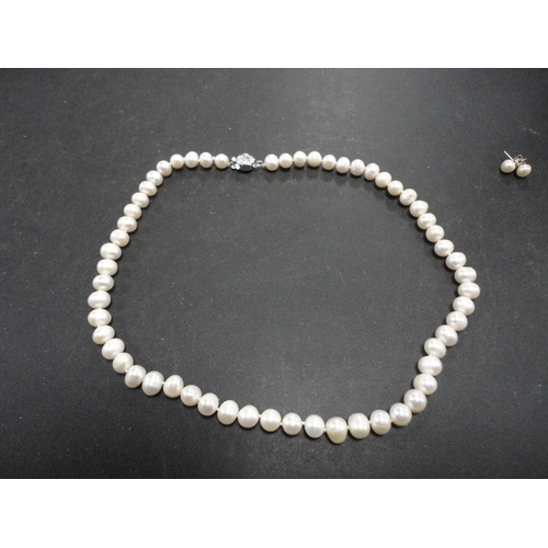 262 - Cultured pearl necklace with matching bracelet and earrings.