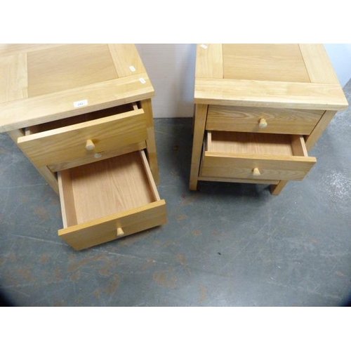 292 - Pair of contemporary light oak veneered three-drawer bedside chests.  (2)