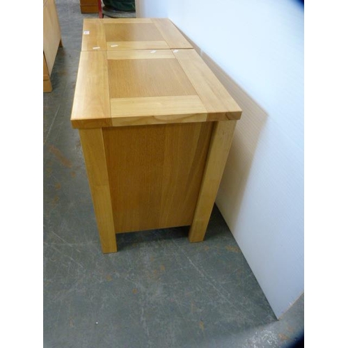 292 - Pair of contemporary light oak veneered three-drawer bedside chests.  (2)