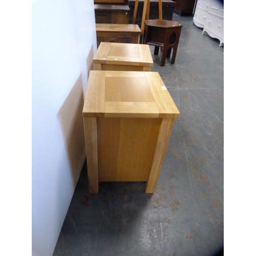 292 - Pair of contemporary light oak veneered three-drawer bedside chests.  (2)