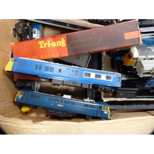 7 - Carton containing model railway accessories to include carriages, locomotives, construction kits etc... 