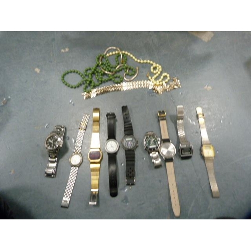 87 - Large box containing a large quantity of manual wind watch parts, movements, cases, straps, costume ... 