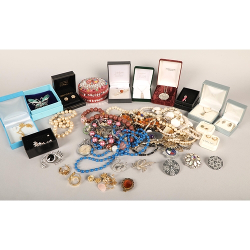 161 - Quantity of costume jewellery